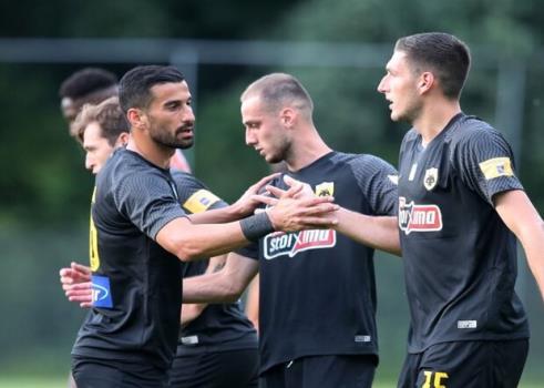 پیروزی تیم آاک با حضور همزمان حاج صفی و میلاد محمدی