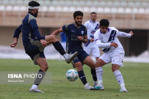 طلسم چادرملو در چمن ورزشگاه نصیری