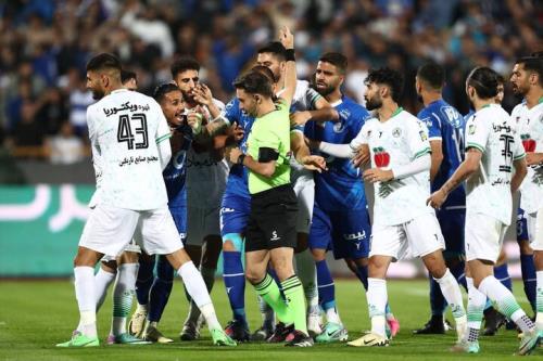 واکنش مهرداد رضایی به حمله بازیکن استقلال به همراه فیلم