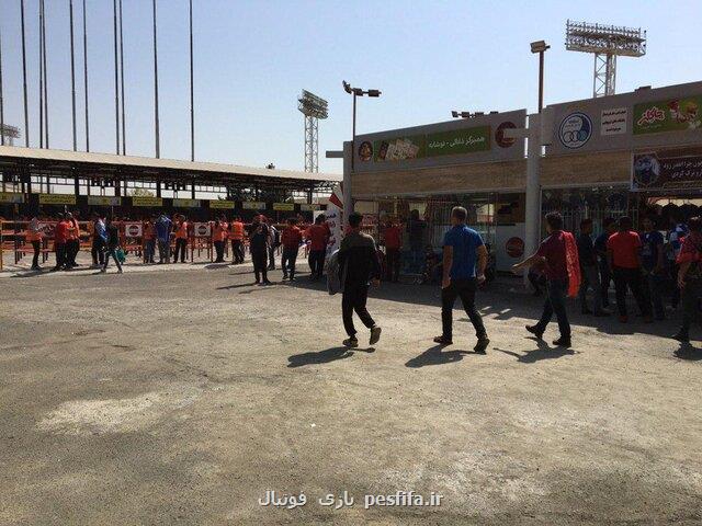 تماشاگران باز هم بدون بلیت به ورزشگاه آمدند!